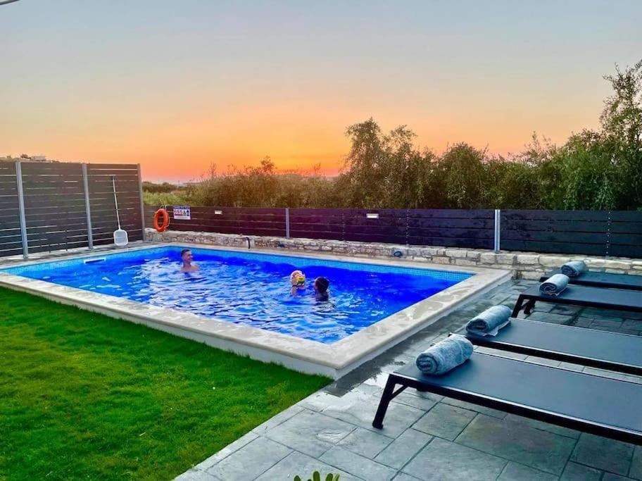 Villa Sheila With Private Pool Roumeli Екстер'єр фото